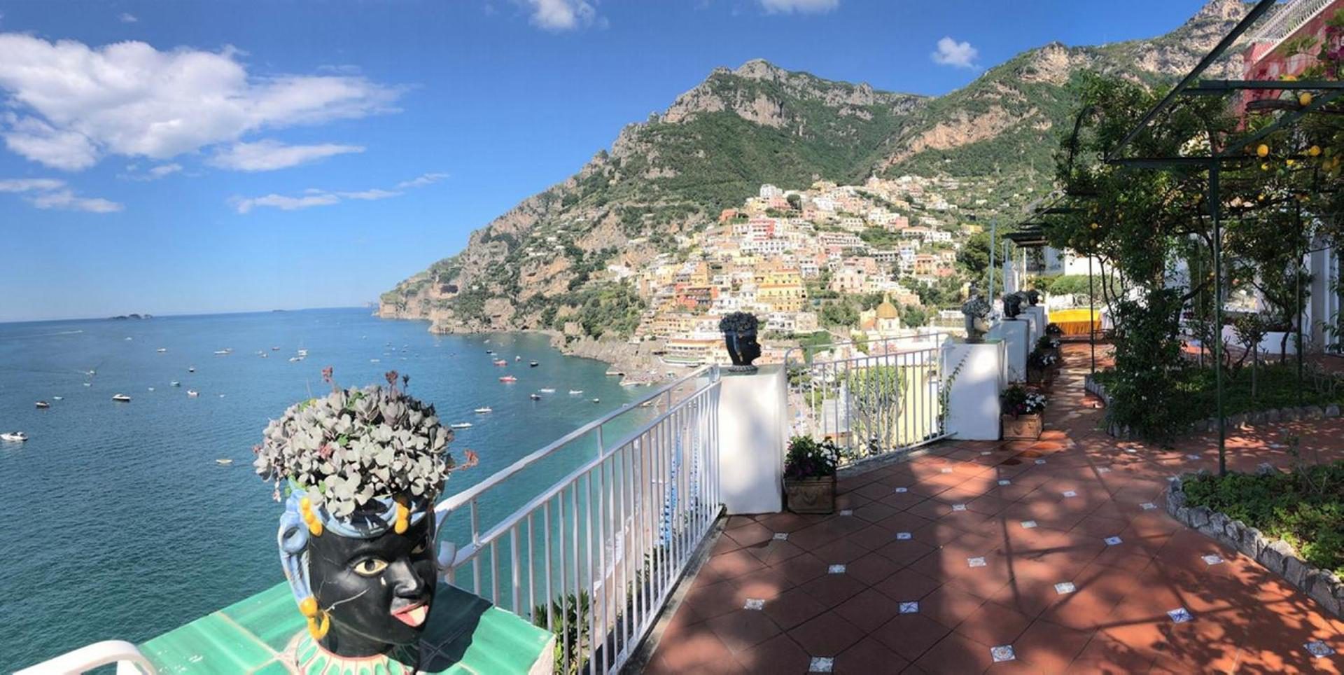 Hotel Marincanto Positano – terasa cu pergola acoperita cu lamai, masa si scaune albe cu vedere panoramica la mare, Positano Hotel Marincanto Positano – terasa cu pergola acoperita cu lamai, masa si scaune albe cu vedere panoramica la mare, Positano