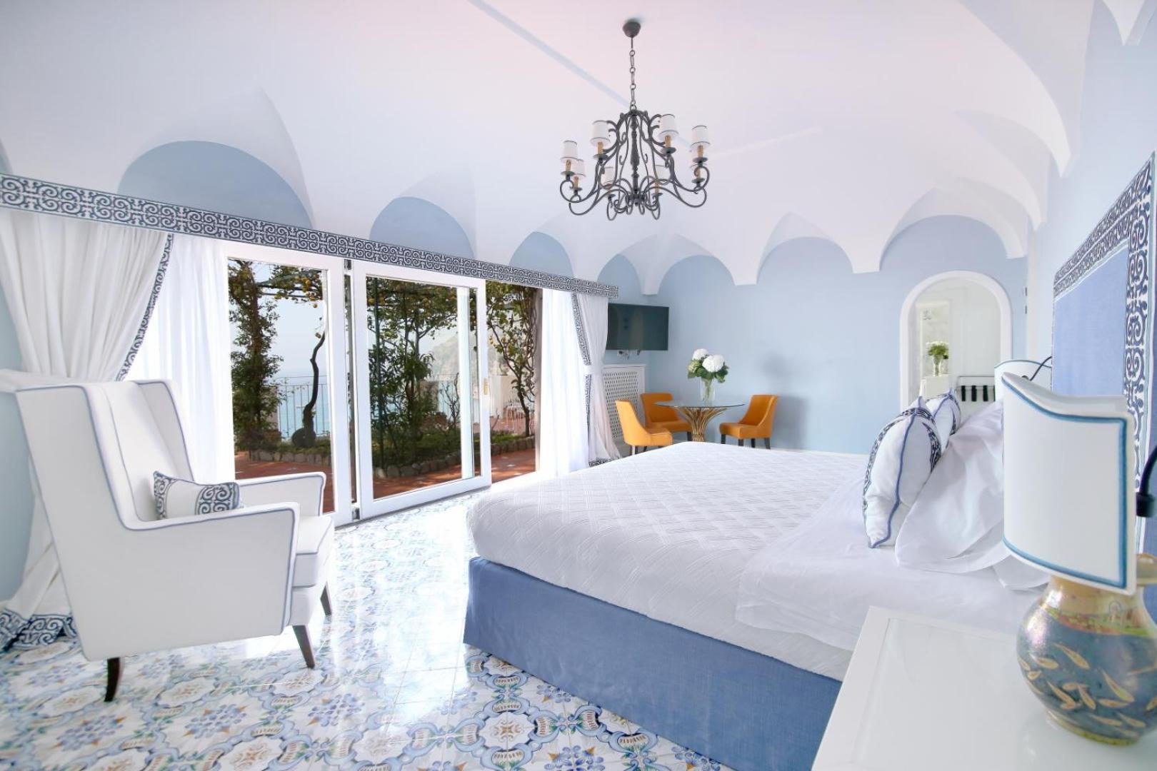 Hotel Marincanto Positano – camera cu tavan boltit albastru pastel, canapea albastra si balcon cu vedere la gradina si mare, Positano Hotel Marincanto Positano – camera cu tavan boltit albastru pastel, canapea albastra si balcon cu vedere la gradina si mare, Positano