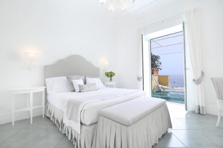 Hotel Marincanto Positano – piscina privata pe terasa cu sezlong si vedere la mare, vizibila prin usa camerei, Positano