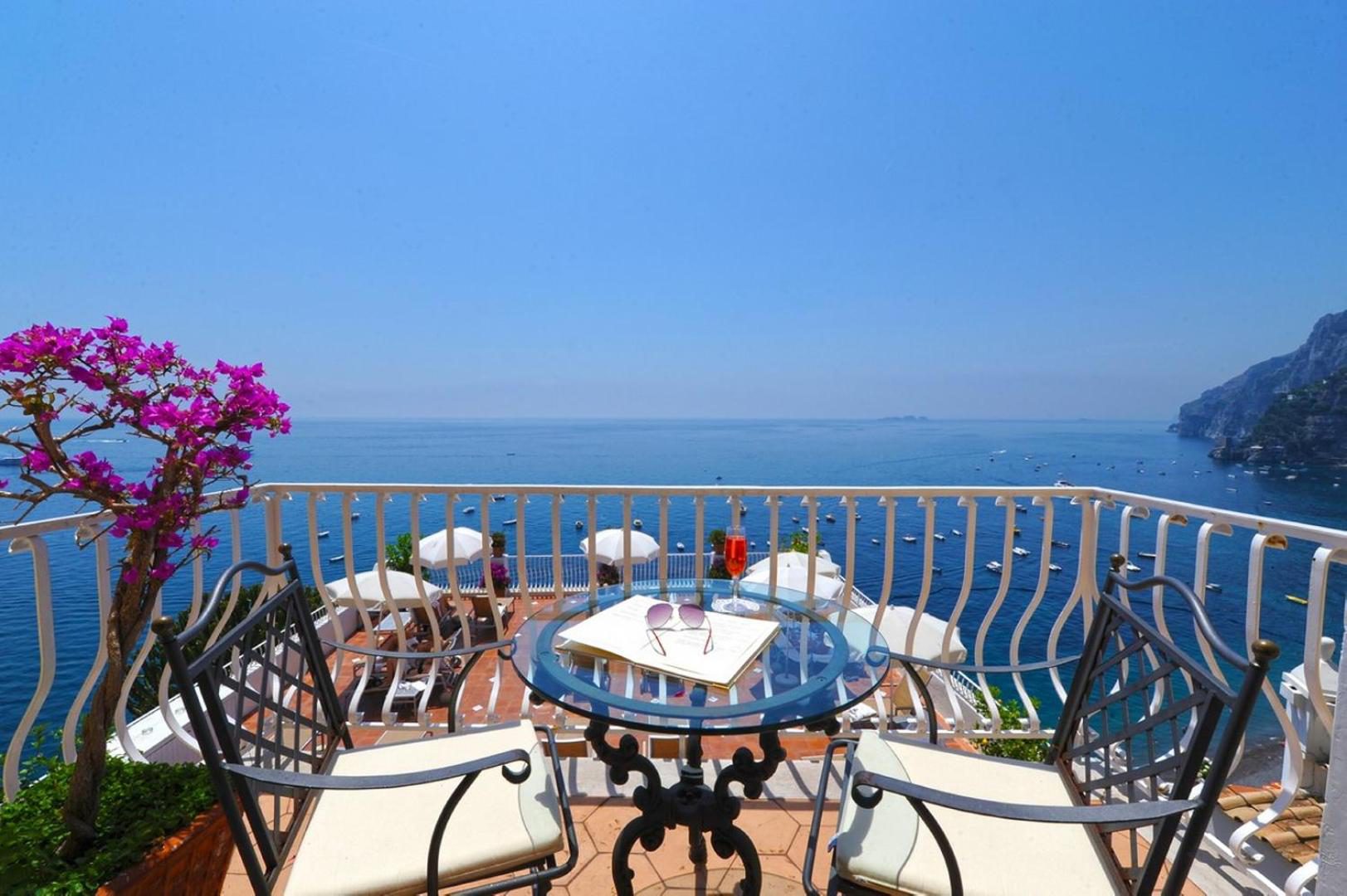 Hotel Marincanto Positano – terasa cu bougainvillea mov, pahar de vin roze si vedere panoramica la mare si stanci, Positano Hotel Marincanto Positano – terasa cu bougainvillea mov, pahar de vin roze si vedere panoramica la mare si stanci, Positano