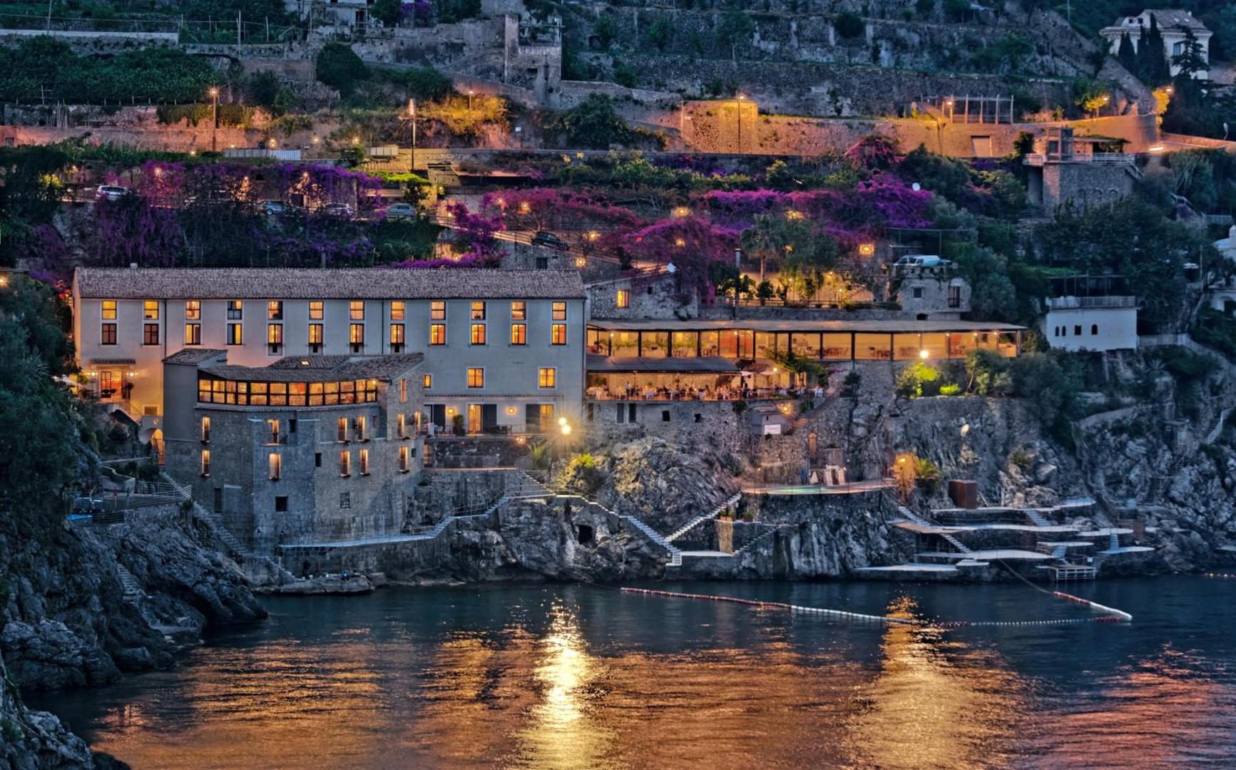 Ravello Art Hotel Marmorata – vedere nocturna asupra fostei fabrici de hartie de pe stanca, direct la mare Ravello Art Hotel Marmorata – vedere nocturna asupra fostei fabrici de hartie de pe stanca, direct la mare