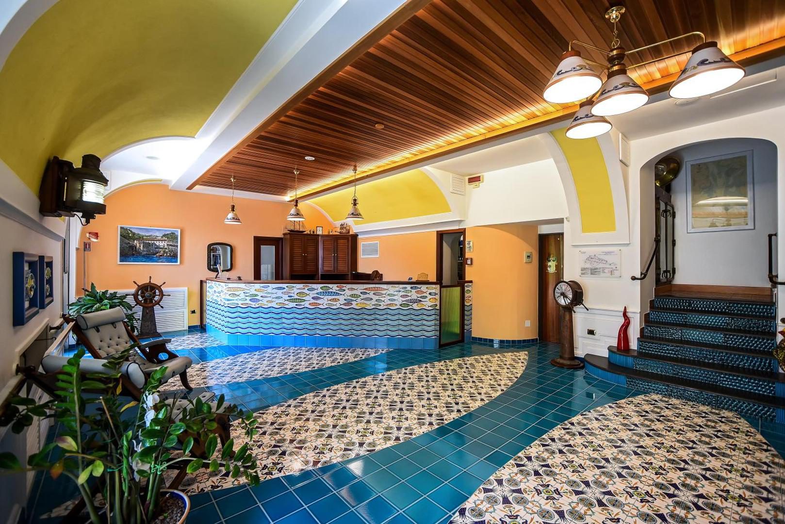 Ravello Art Hotel Marmorata – receptie cu decor nautic, mozaic cu pesti si pardoseala turcoaz Ravello Art Hotel Marmorata – receptie cu decor nautic, mozaic cu pesti si pardoseala turcoaz