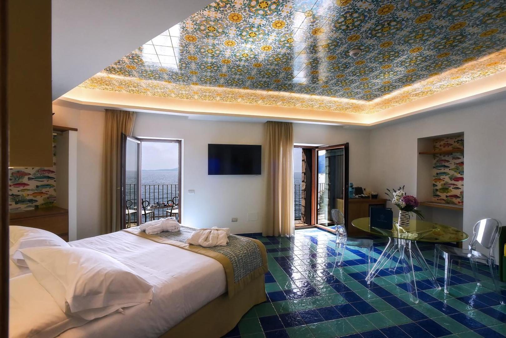 Ravello Art Hotel Marmorata – camera cu tavan din faianta pictata si balcon cu vedere directa la mare Ravello Art Hotel Marmorata – camera cu tavan din faianta pictata si balcon cu vedere directa la mare