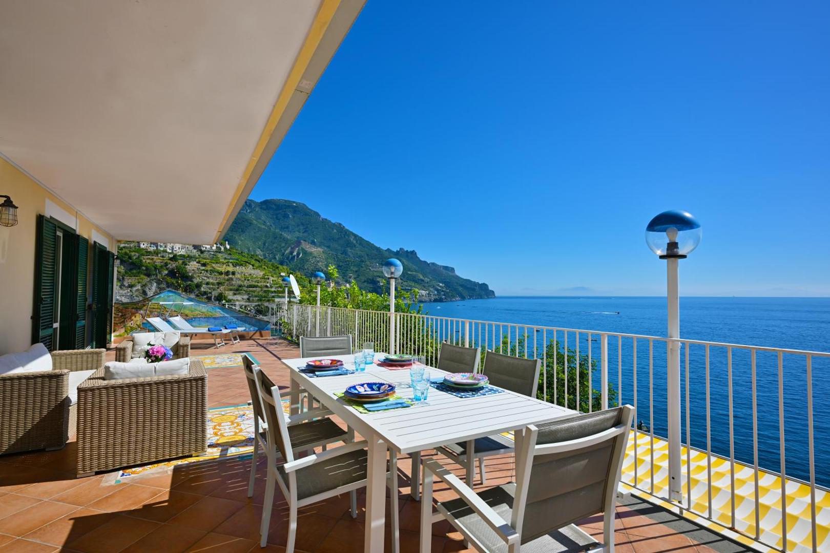 Ravello Art Hotel Marmorata – masa de pranz pe terasa cu vedere la Coasta Amalfitana Ravello Art Hotel Marmorata – masa de pranz pe terasa cu vedere la Coasta Amalfitana