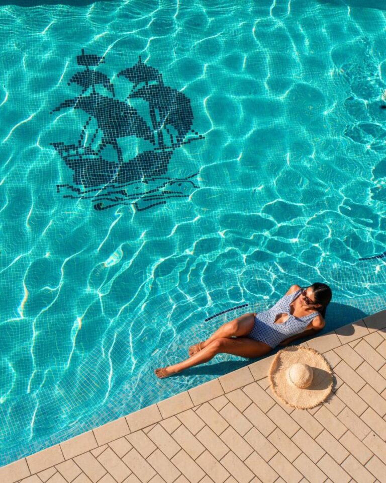 Ravello Art Hotel Marmorata – piscina cu apa sarata, vedere de sus cu mozaic corabie si sezlong