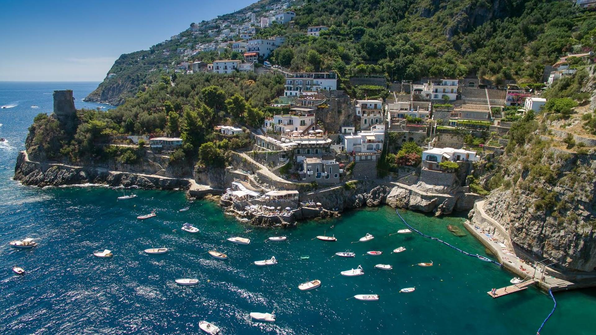 Hotel Onda Verde Praiano – vedere aeriana a golfului cu barci ancorate si turnul de veghe medieval Hotel Onda Verde Praiano – vedere aeriana a golfului cu barci ancorate si turnul de veghe medieval