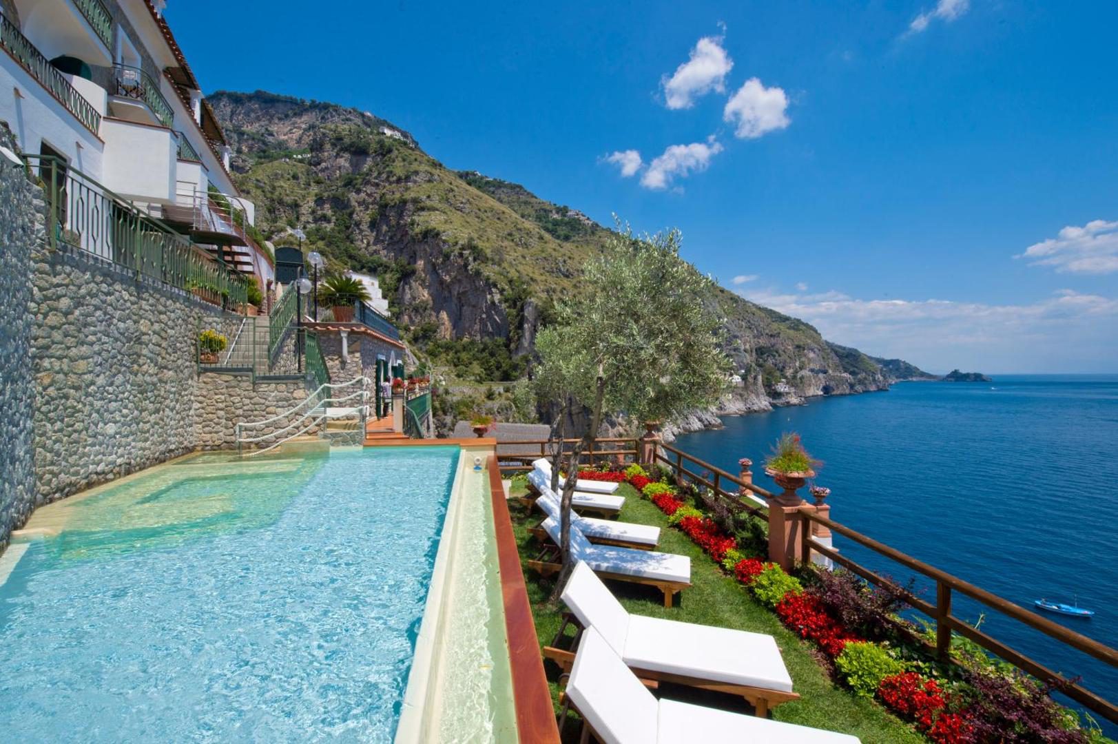 Hotel Onda Verde Praiano – piscina exterioara cu vedere la mare, sezlonguri si gradina mediteraneana infloriata