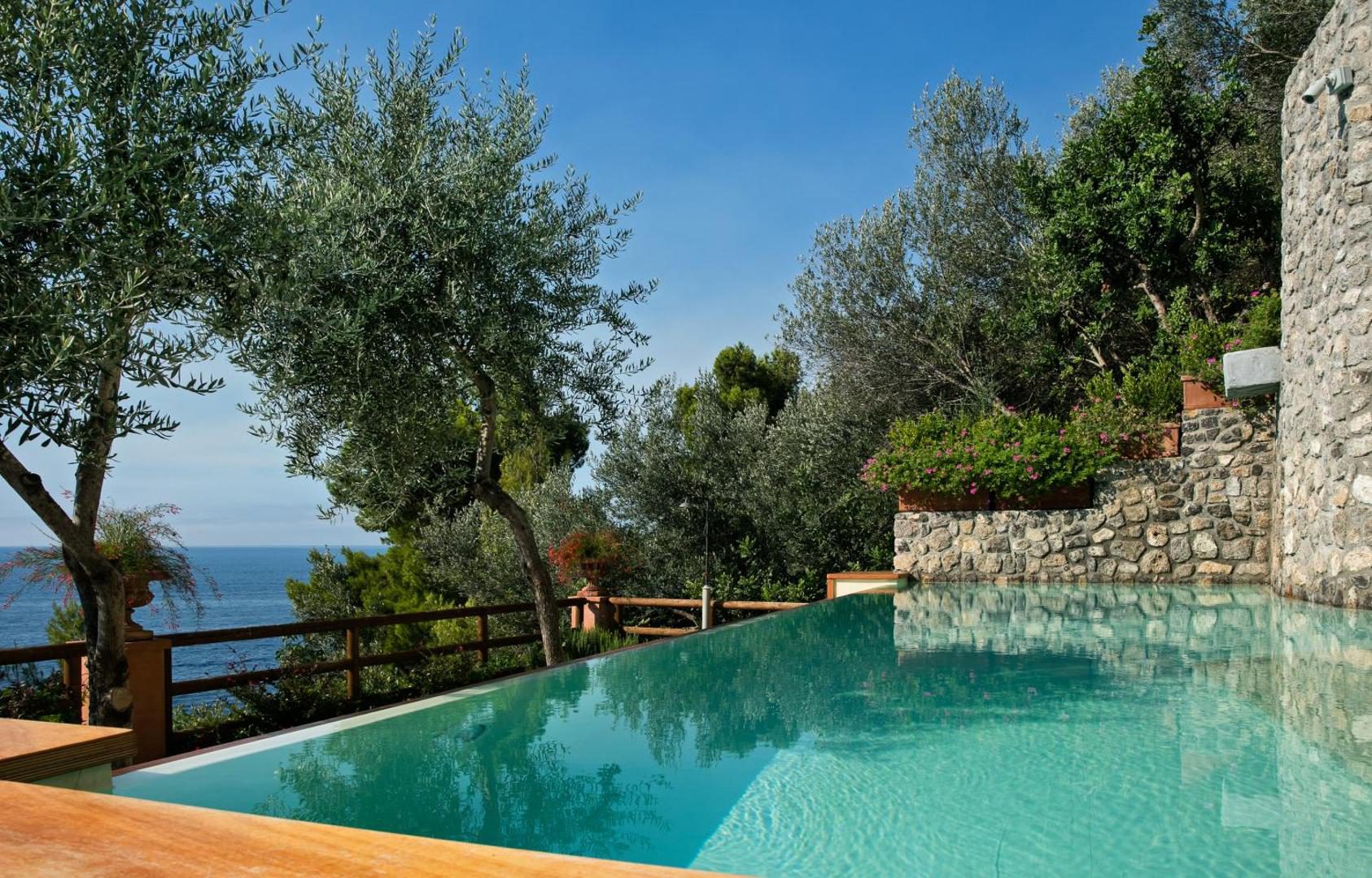 Hotel Onda Verde Praiano – piscina de tip infinity printre maslini, cu vedere directa la mare Hotel Onda Verde Praiano – piscina de tip infinity printre maslini, cu vedere directa la mare