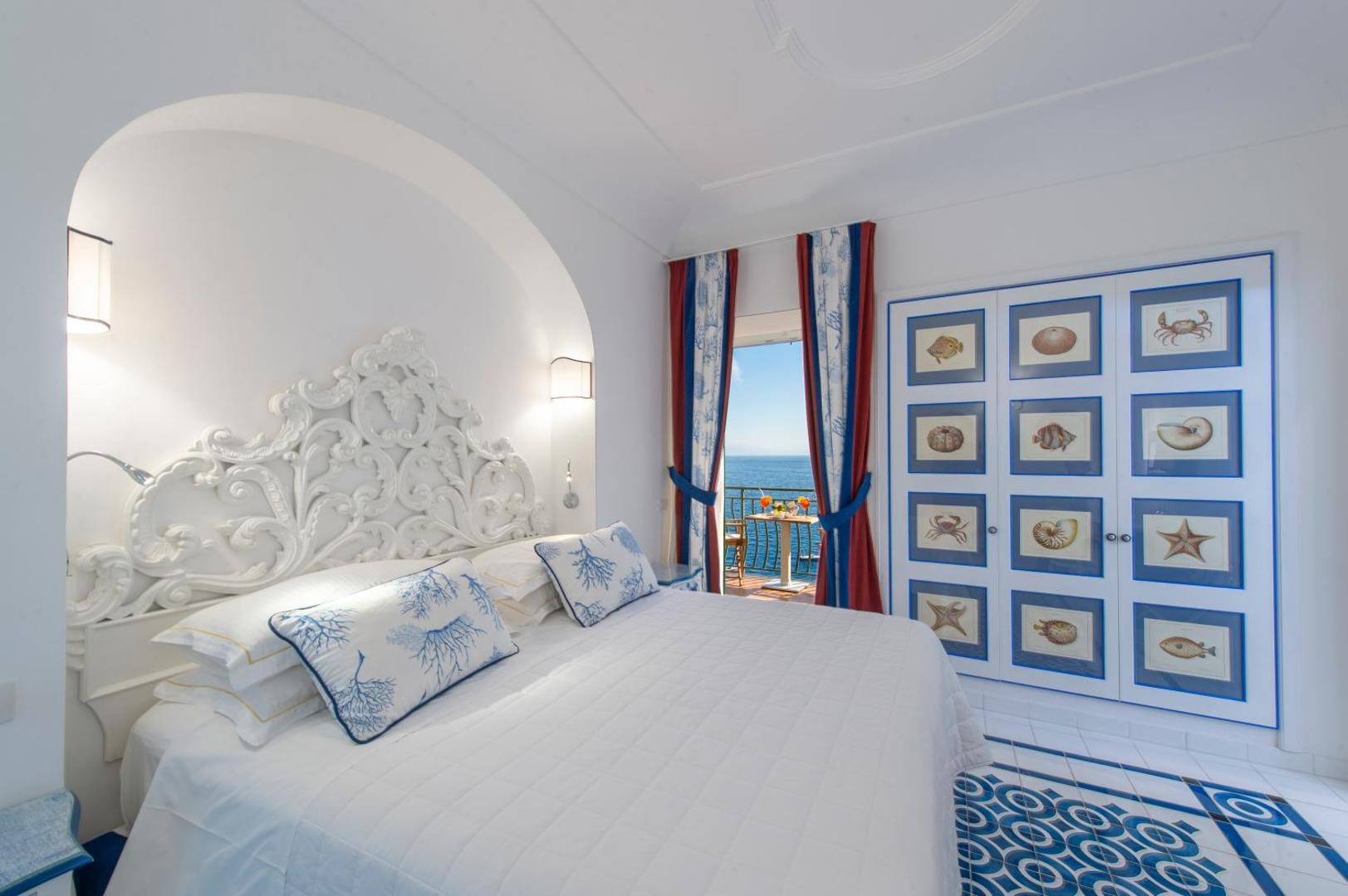 Hotel Onda Verde Praiano – dormitor cu tema marina, tavan boltit si balcon cu vedere la mare Hotel Onda Verde Praiano – dormitor cu tema marina, tavan boltit si balcon cu vedere la mare