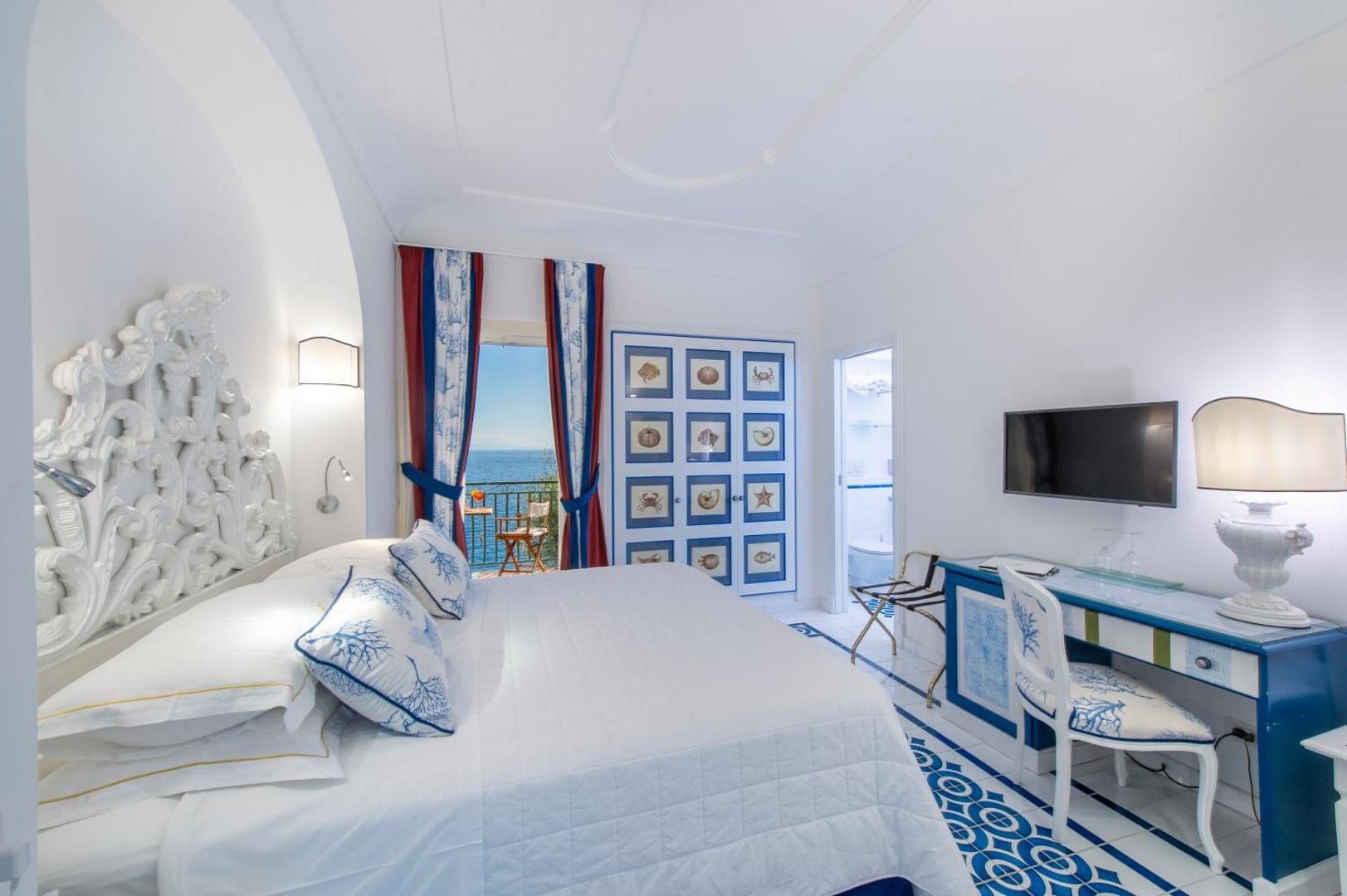 Hotel Onda Verde Praiano – camera cu decor marin, balcon deschis si vedere panoramica la mare Hotel Onda Verde Praiano – camera cu decor marin, balcon deschis si vedere panoramica la mare