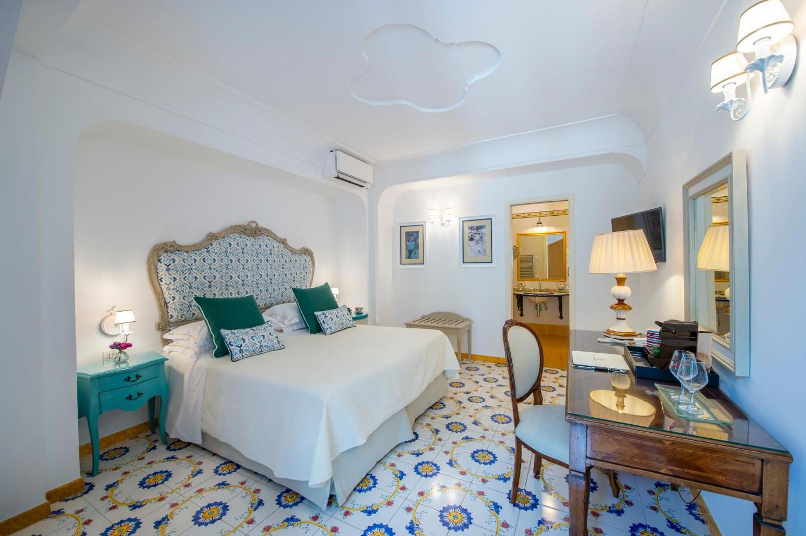 Hotel Onda Verde Praiano – dormitor cu faianta traditionala albastru-alb si mobilier turcoaz Hotel Onda Verde Praiano – dormitor cu faianta traditionala albastru-alb si mobilier turcoaz