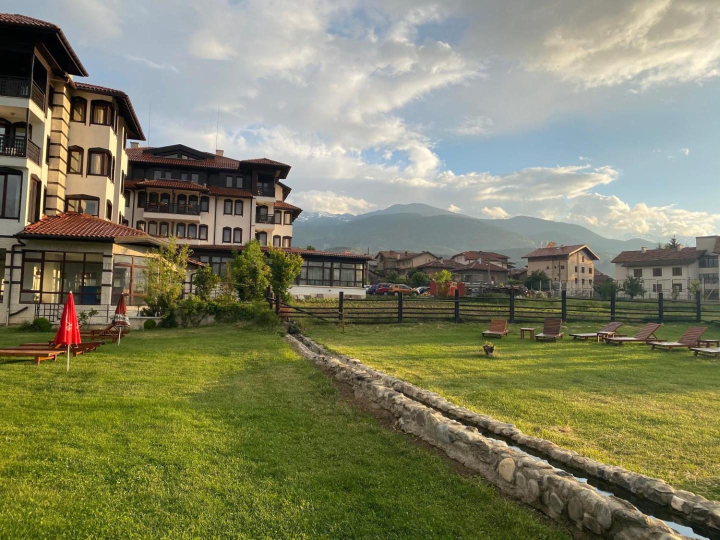 Vedere generală complex și grădină, Hotel Orbel Dobrinishte Vedere generală complex și grădină, Hotel Orbel Dobrinishte