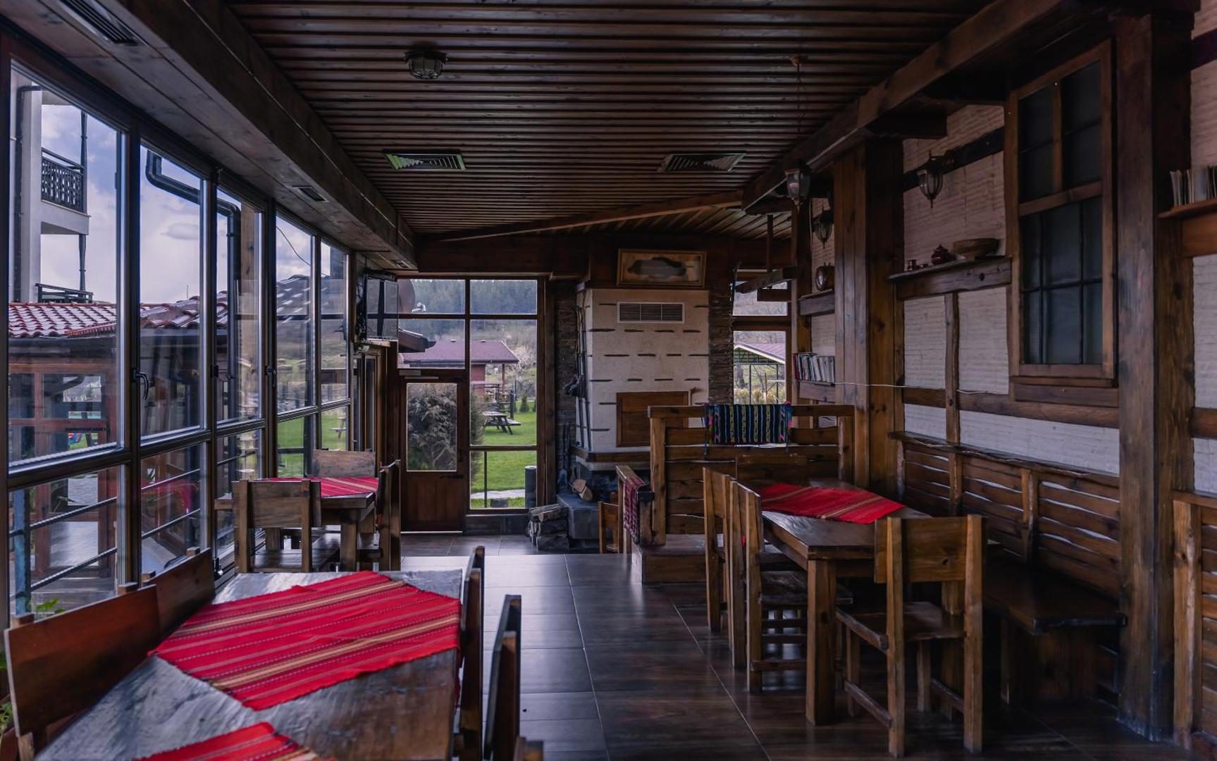 Terasă cu șezlonguri, Hotel Orbel Dobrinishte Terasă cu șezlonguri, Hotel Orbel Dobrinishte