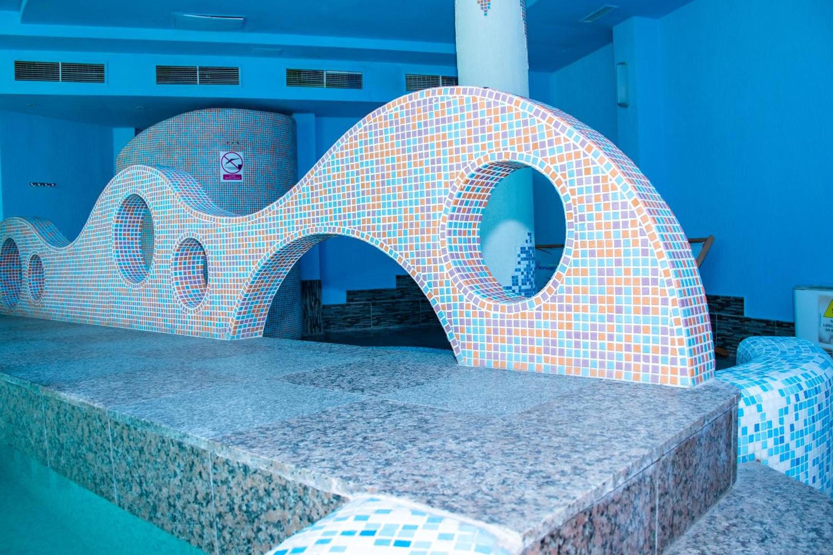 Zonă piscină cu decor mozaic, Hotel Orphey Bansko Zonă piscină cu decor mozaic, Hotel Orphey Bansko