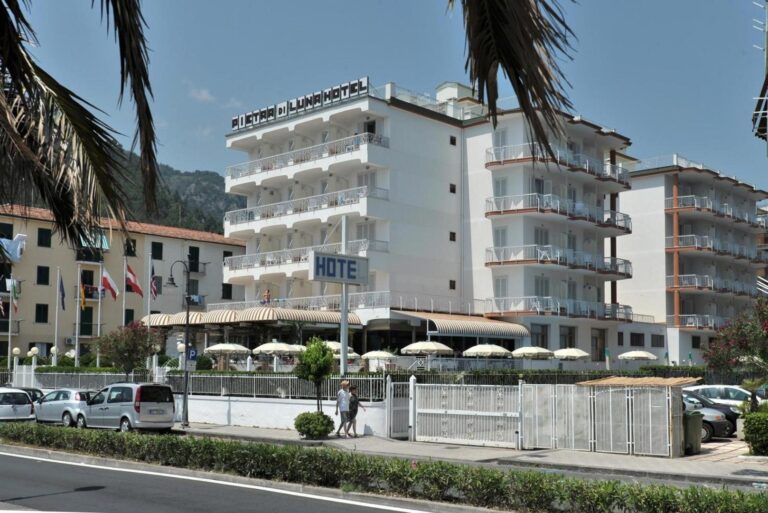Hotel Pietra di Luna Maiori – fatada hotelului pe faleza, cu terase si vedere spre munti