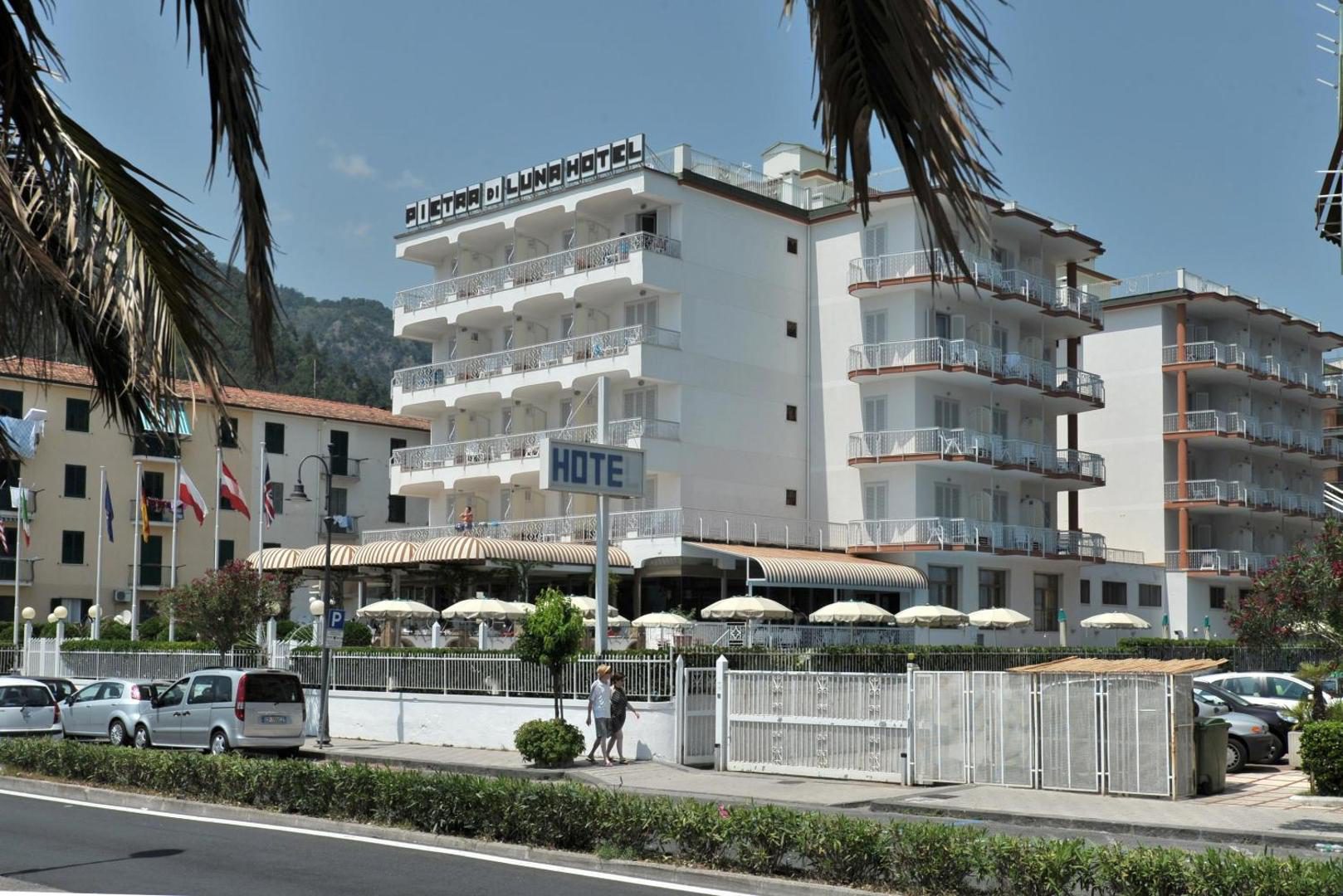Hotel Pietra di Luna Maiori – fatada hotelului pe faleza, cu terase si vedere spre munti
