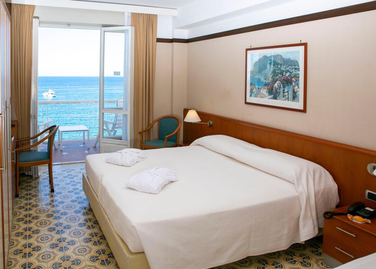 Hotel Pietra di Luna Maiori – camera clasica cu balcon si vedere directa la mare Hotel Pietra di Luna Maiori – camera clasica cu balcon si vedere directa la mare