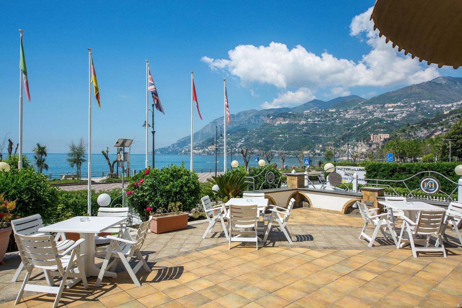 Hotel Pietra di Luna Maiori – terasa cu vedere la mare si munti, drapele internationale Hotel Pietra di Luna Maiori – terasa cu vedere la mare si munti, drapele internationale