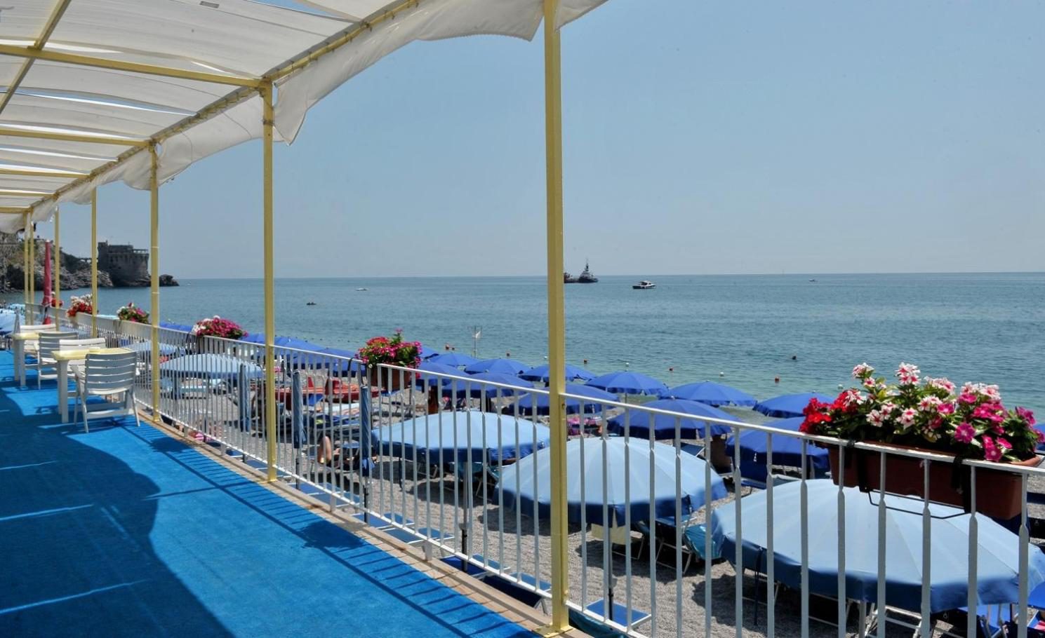 Hotel Pietra di Luna Maiori – zona de plaja privata cu umbrele si sezlonguri Hotel Pietra di Luna Maiori – zona de plaja privata cu umbrele si sezlonguri
