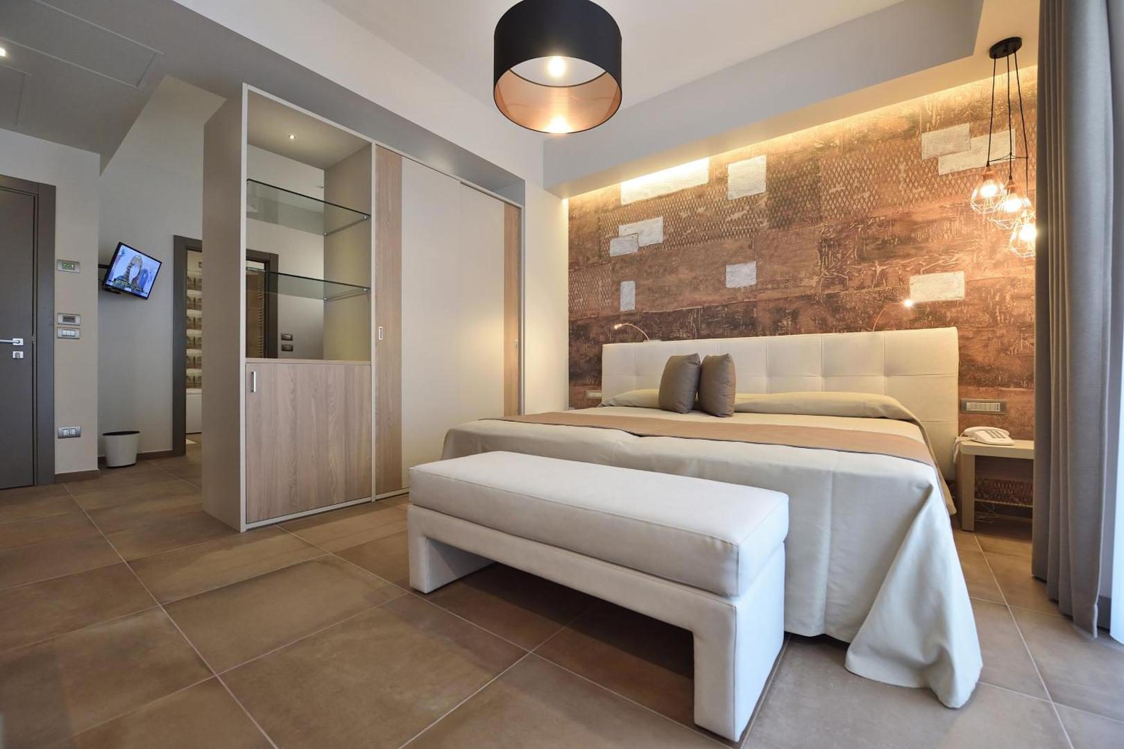 Hotel Pietra di Luna Maiori – camera moderna renovata, cu accent decorativ pe perete Hotel Pietra di Luna Maiori – camera moderna renovata, cu accent decorativ pe perete