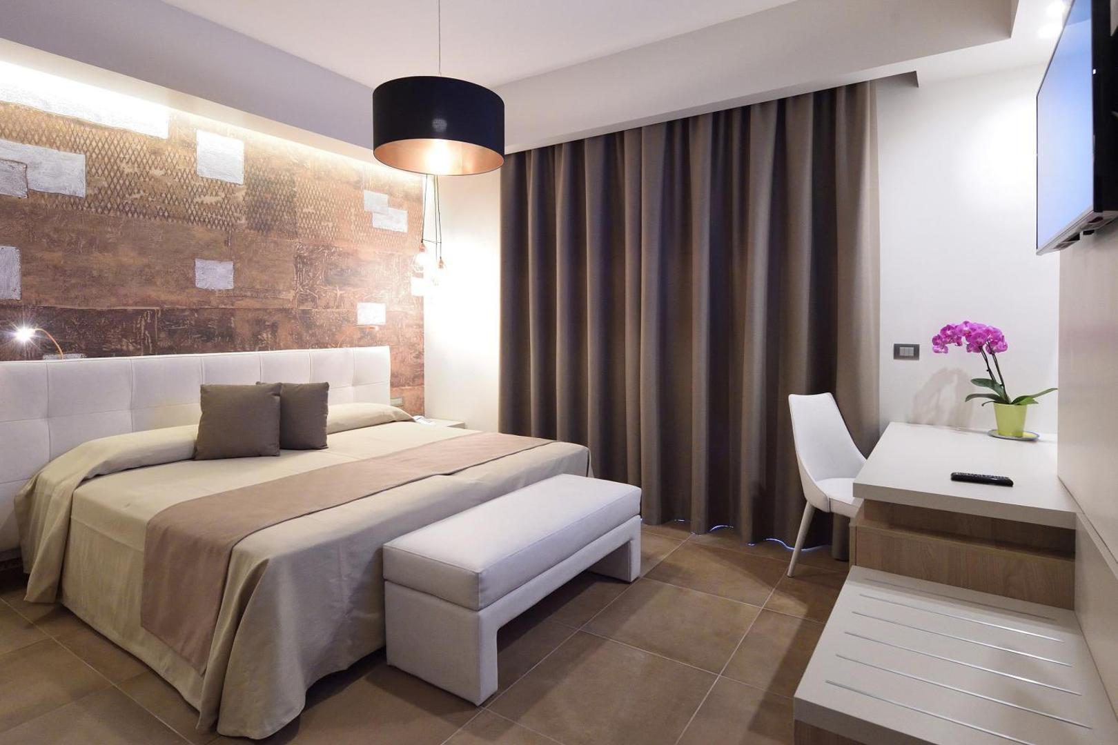 Hotel Pietra di Luna Maiori – camera moderna cu iluminat ambiental si birou Hotel Pietra di Luna Maiori – camera moderna cu iluminat ambiental si birou