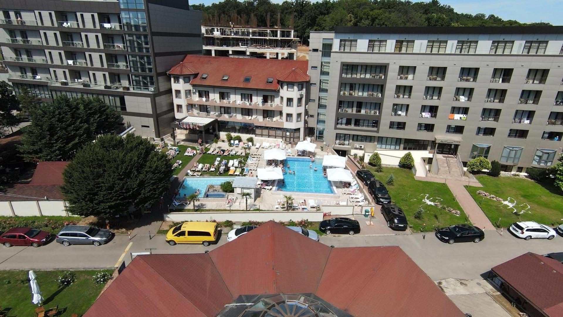 Hotel President Băile Felix – vedere aeriană cu piscina exterioară Hotel President Băile Felix – vedere aeriană cu piscina exterioară