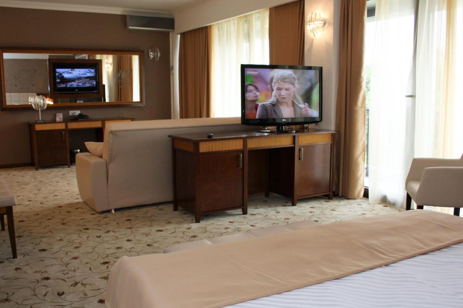 Hotel President Băile Felix – hotelul și piscina în stațiunea Băile Felix Hotel President Băile Felix – hotelul și piscina în stațiunea Băile Felix