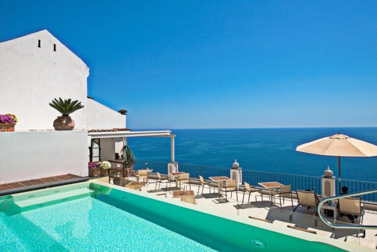 Hotel Punta Regina Positano – piscina exterioara pe terasa, cu sezlonguri, umbrela si vedere panoramica la mare