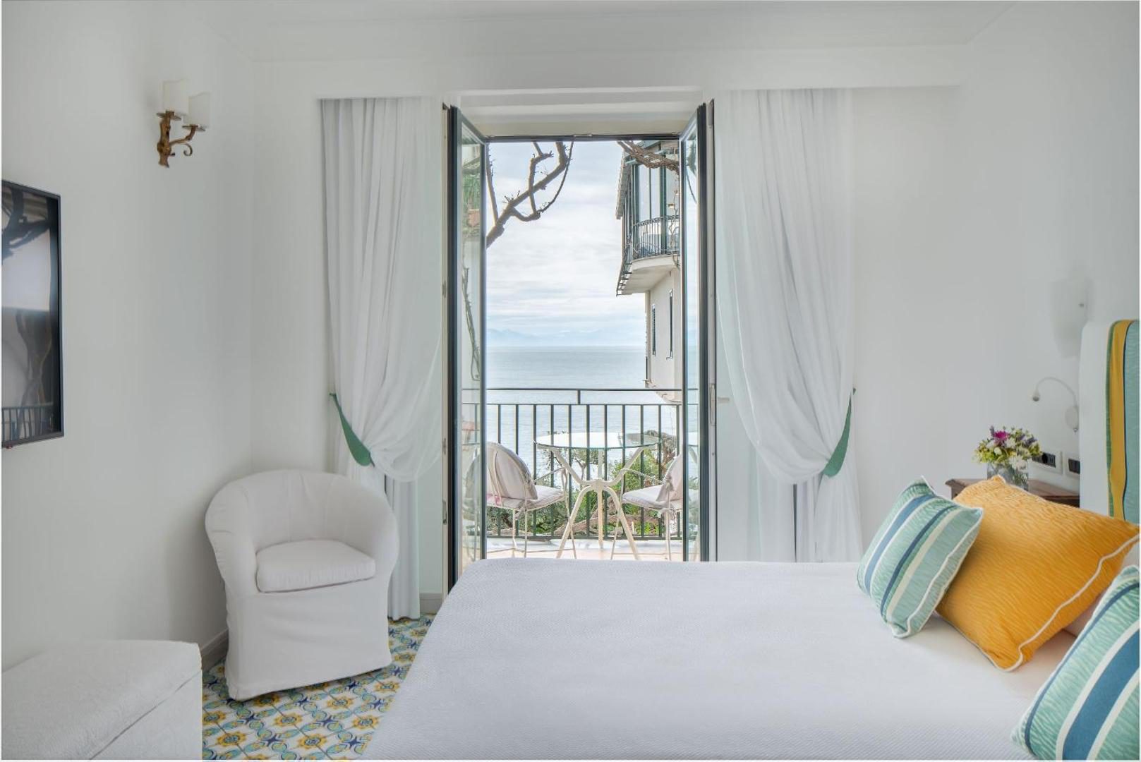 Hotel Santa Caterina Amalfi – camera cu balcon deschis, vedere directa la mare si munti, decor galben-albastru Hotel Santa Caterina Amalfi – camera cu balcon deschis, vedere directa la mare si munti, decor galben-albastru