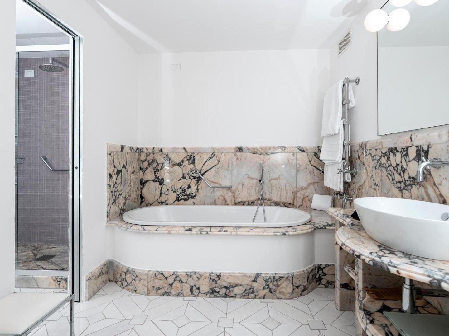 Hotel Santa Caterina Amalfi – baie de lux cu marmura roz-gri, cada si dus separat, oglinda mare Hotel Santa Caterina Amalfi – baie de lux cu marmura roz-gri, cada si dus separat, oglinda mare