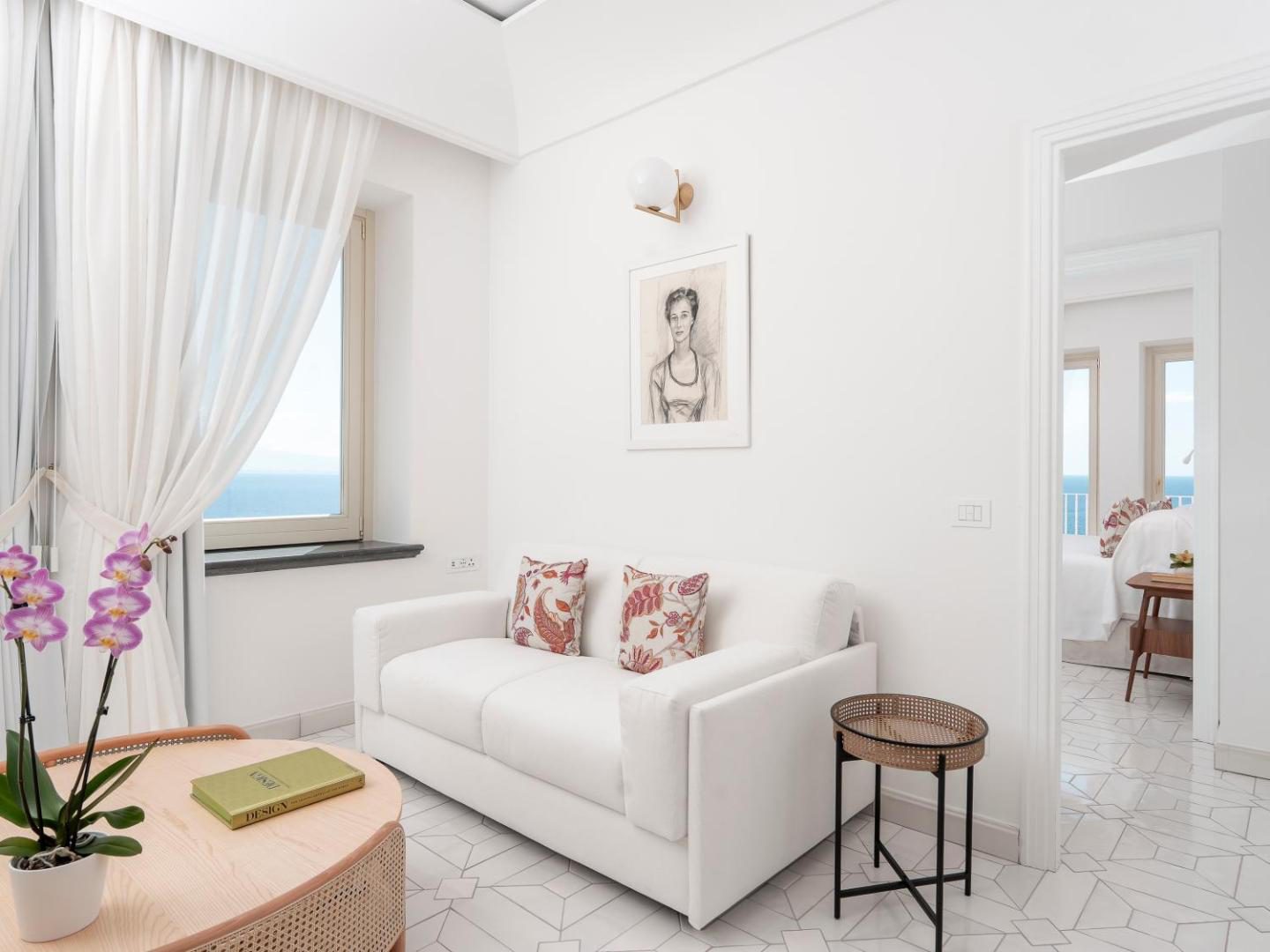 Hotel Santa Caterina Amalfi – suita cu living, dala pardoseala traditionala, terasa cu sezlonguri si vedere la mare Hotel Santa Caterina Amalfi – suita cu living, dala pardoseala traditionala, terasa cu sezlonguri si vedere la mare