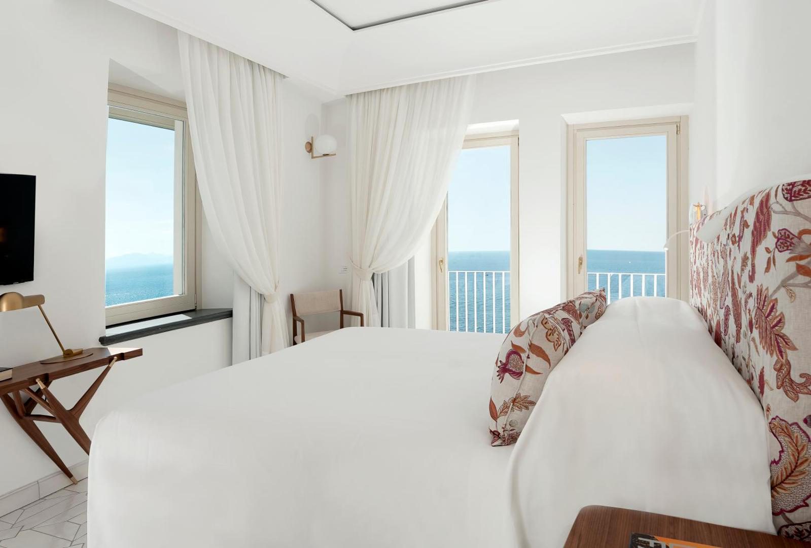 Hotel Santa Caterina Amalfi – vedere aeriana a vilei anexe cu piscina lunga in gradina de lamai in terase Hotel Santa Caterina Amalfi – vedere aeriana a vilei anexe cu piscina lunga in gradina de lamai in terase