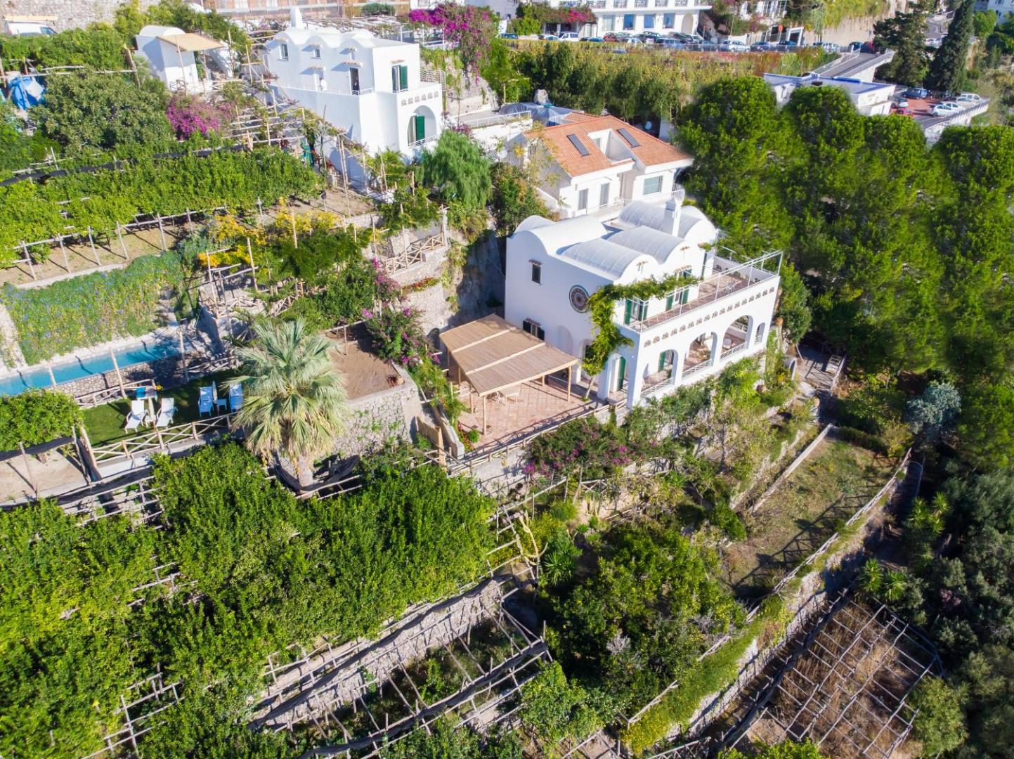 Hotel Santa Caterina Amalfi – living cu faianta traditionala colorata pe pardoseala si vedere la mare prin fereastra arcuita Hotel Santa Caterina Amalfi – living cu faianta traditionala colorata pe pardoseala si vedere la mare prin fereastra arcuita
