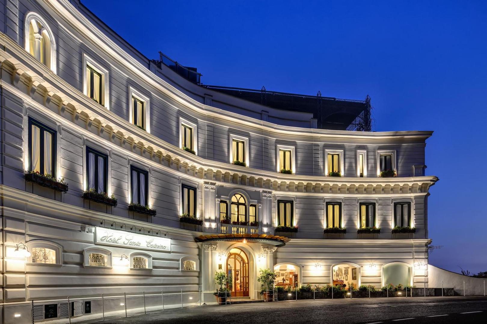 Hotel Santa Caterina Amalfi – fatada eleganta iluminata seara, stil clasic italian, intrare principala Hotel Santa Caterina Amalfi – fatada eleganta iluminata seara, stil clasic italian, intrare principala