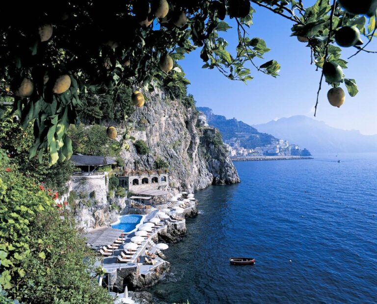 Hotel Santa Caterina Amalfi – piscina sapata in stanca, cadru cu lamai, sezlonguri si vedere la Amalfi si mare