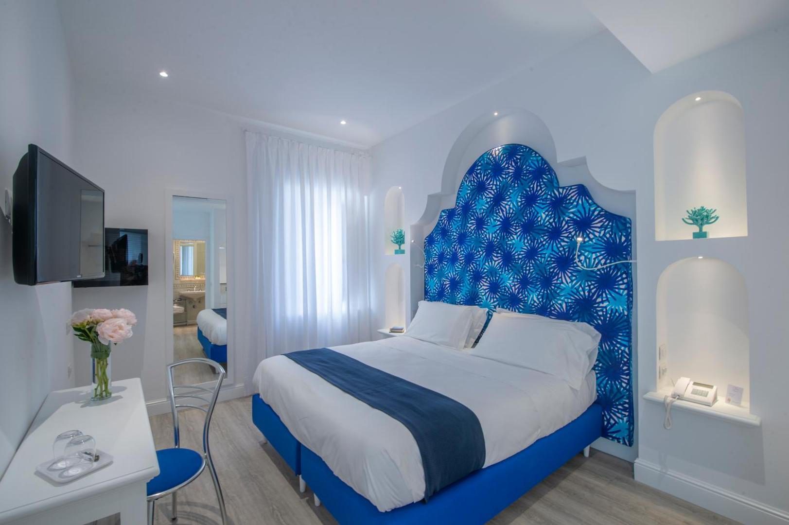 Hotel Tramonto d'Oro Praiano – dormitor cu tablie albastra decorativa si design in nuante mediteraneene