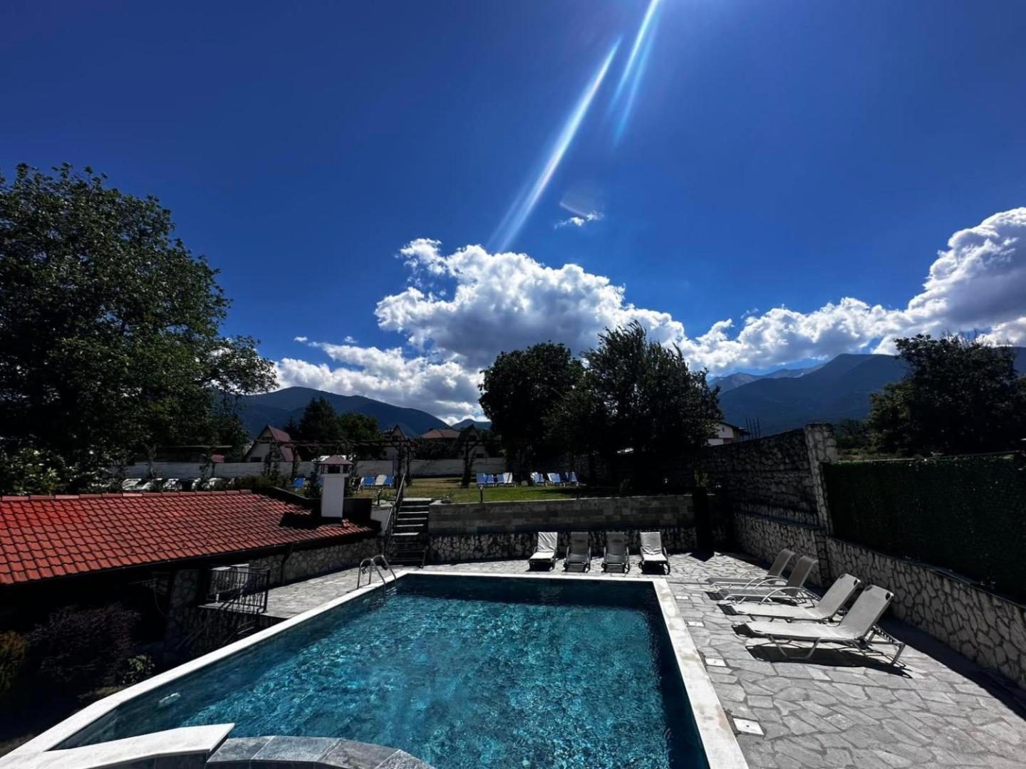 Piscină exterioară cu șezlonguri, Hotel Zara Bansko Piscină exterioară cu șezlonguri, Hotel Zara Bansko