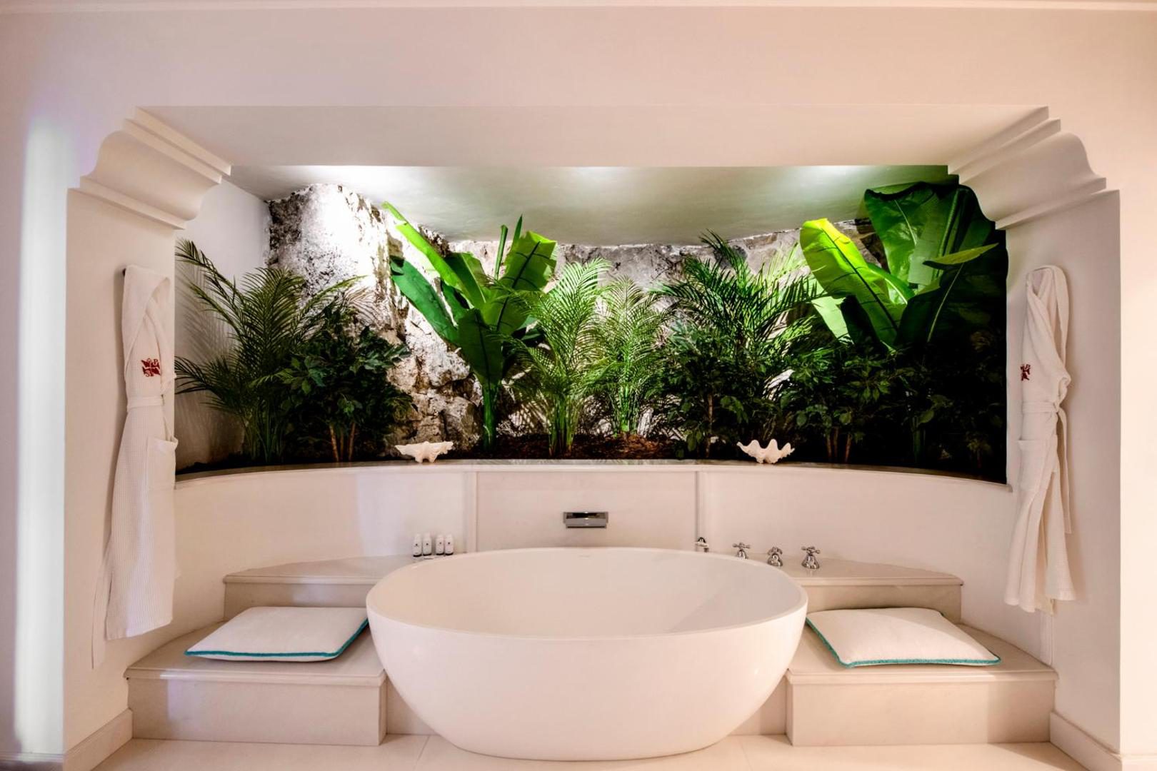 Il San Pietro di Positano – cada spa rotunda inconjurata de plante tropicale intr-o gradina interioara, Positano Il San Pietro di Positano – cada spa rotunda inconjurata de plante tropicale intr-o gradina interioara, Positano