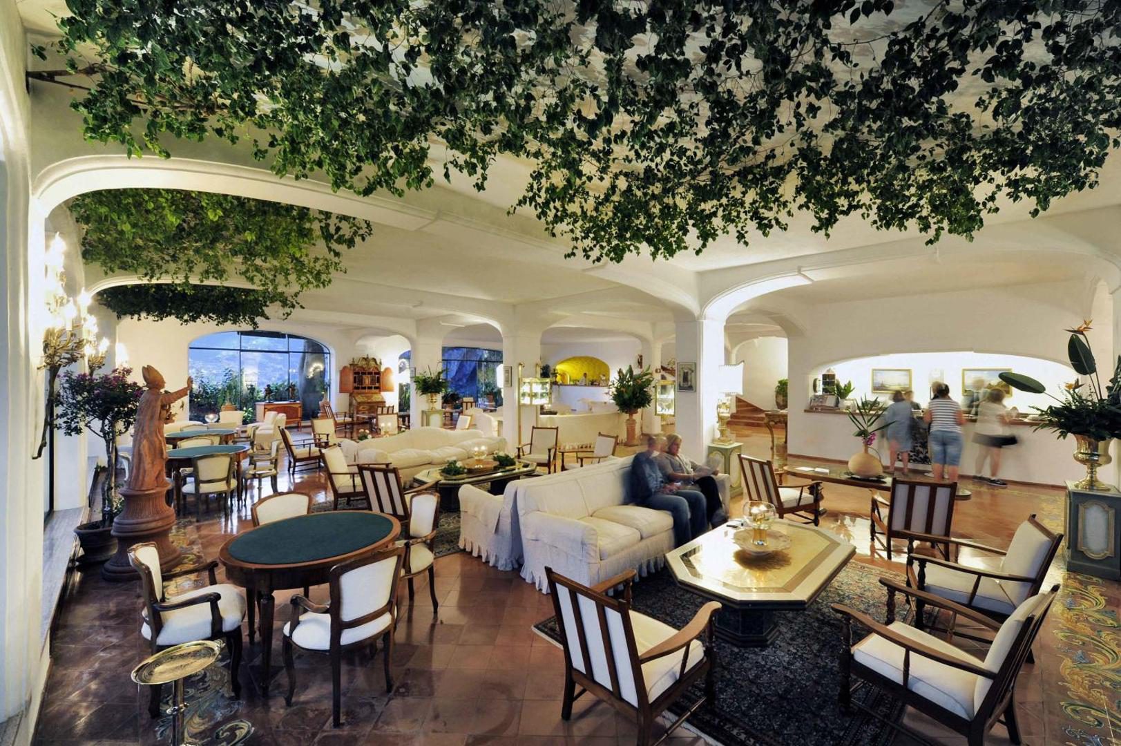 Il San Pietro di Positano – lounge cu tavan acoperit de ieder, mobilier clasic si receptie, Positano Il San Pietro di Positano – lounge cu tavan acoperit de ieder, mobilier clasic si receptie, Positano
