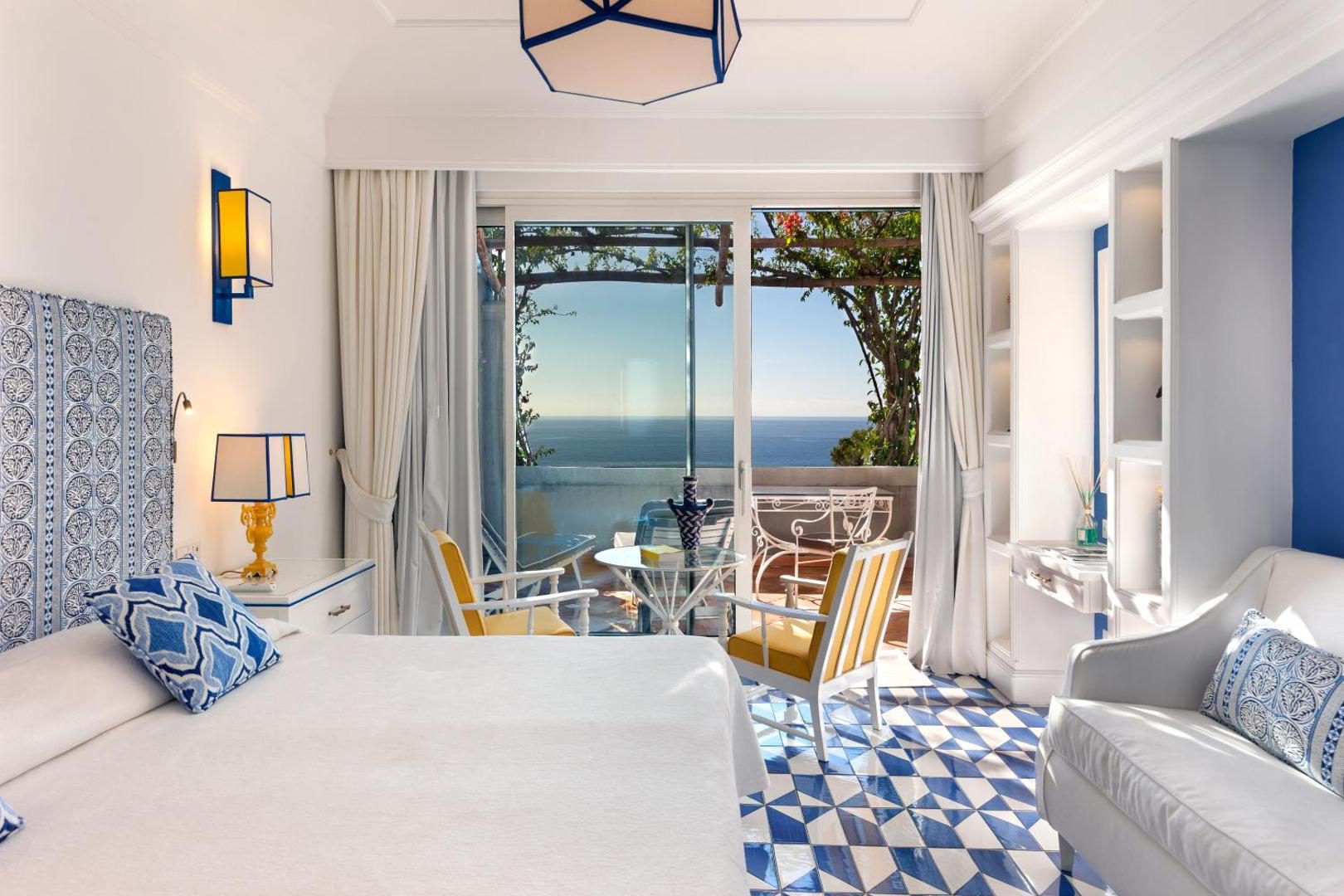 Il San Pietro di Positano – terasa cu ghivece de teracota si flori rosii, vedere panoramica la golful Positano, Coasta Amalfitana Il San Pietro di Positano – terasa cu ghivece de teracota si flori rosii, vedere panoramica la golful Positano, Coasta Amalfitana