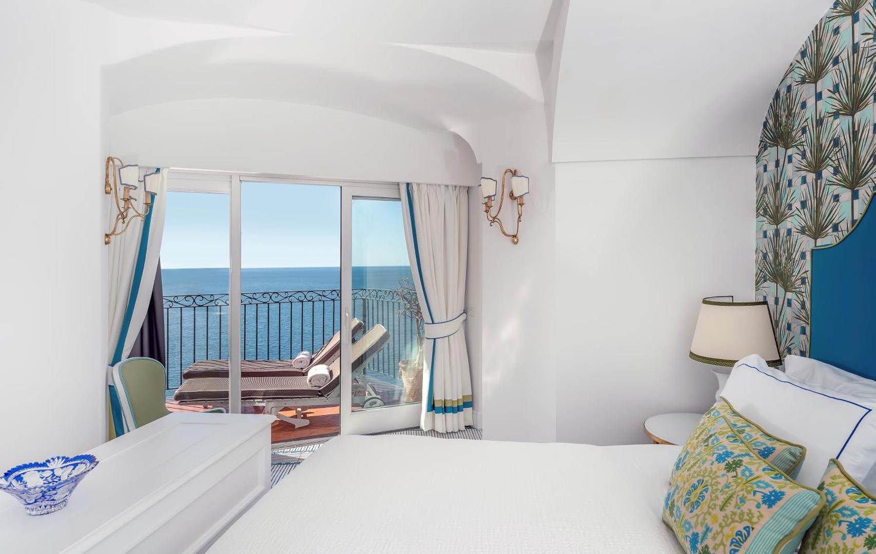 Il San Pietro di Positano – suite colorata cu candelabru turcoaz, tapiserie geometrica alb-albastra si vedere la mare, Positano Il San Pietro di Positano – suite colorata cu candelabru turcoaz, tapiserie geometrica alb-albastra si vedere la mare, Positano