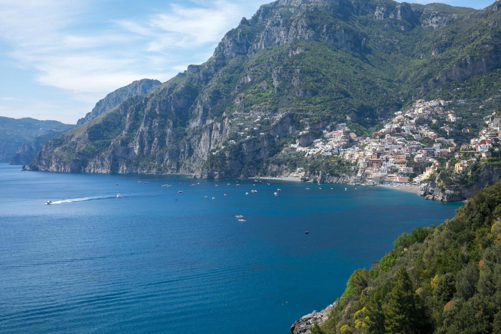 Il San Pietro di Positano – vedere aeriana a golfului Positano, ape turcoaz si oras colorat pe stanca, Coasta Amalfitana Il San Pietro di Positano – vedere aeriana a golfului Positano, ape turcoaz si oras colorat pe stanca, Coasta Amalfitana