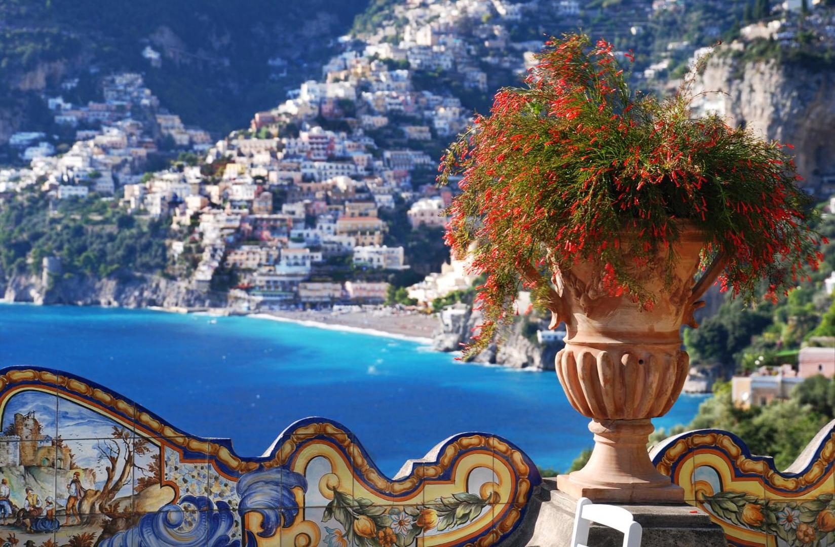 Il San Pietro di Positano – masa cu lamai proaspete pe terasa, vedere de seara la luminile orasului Positano, Coasta Amalfitana Il San Pietro di Positano – masa cu lamai proaspete pe terasa, vedere de seara la luminile orasului Positano, Coasta Amalfitana