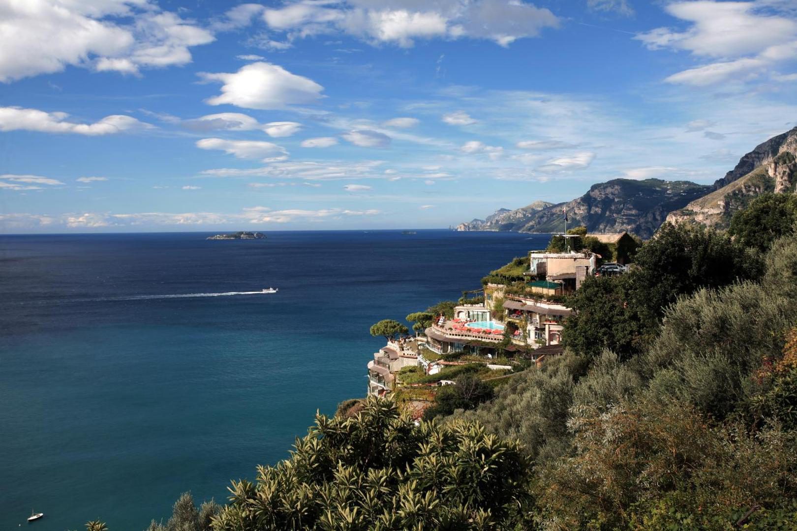 Il San Pietro di Positano – vedere aeriana cu piscina exterioara vizibila pe terasa hotelului, chiparosi si Coasta Amalfitana, Positano Il San Pietro di Positano – vedere aeriana cu piscina exterioara vizibila pe terasa hotelului, chiparosi si Coasta Amalfitana, Positano