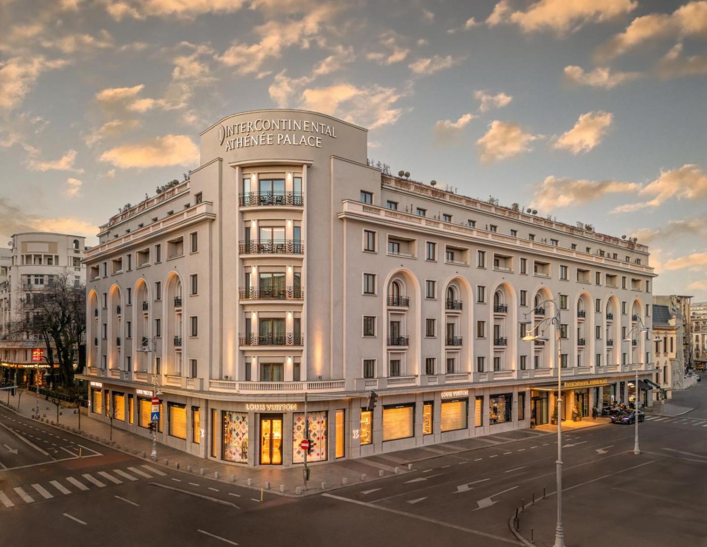 InterContinental Athenee Palace Bucharest – fațada istorică a hotelului, seara InterContinental Athenee Palace Bucharest – fațada istorică a hotelului, seara