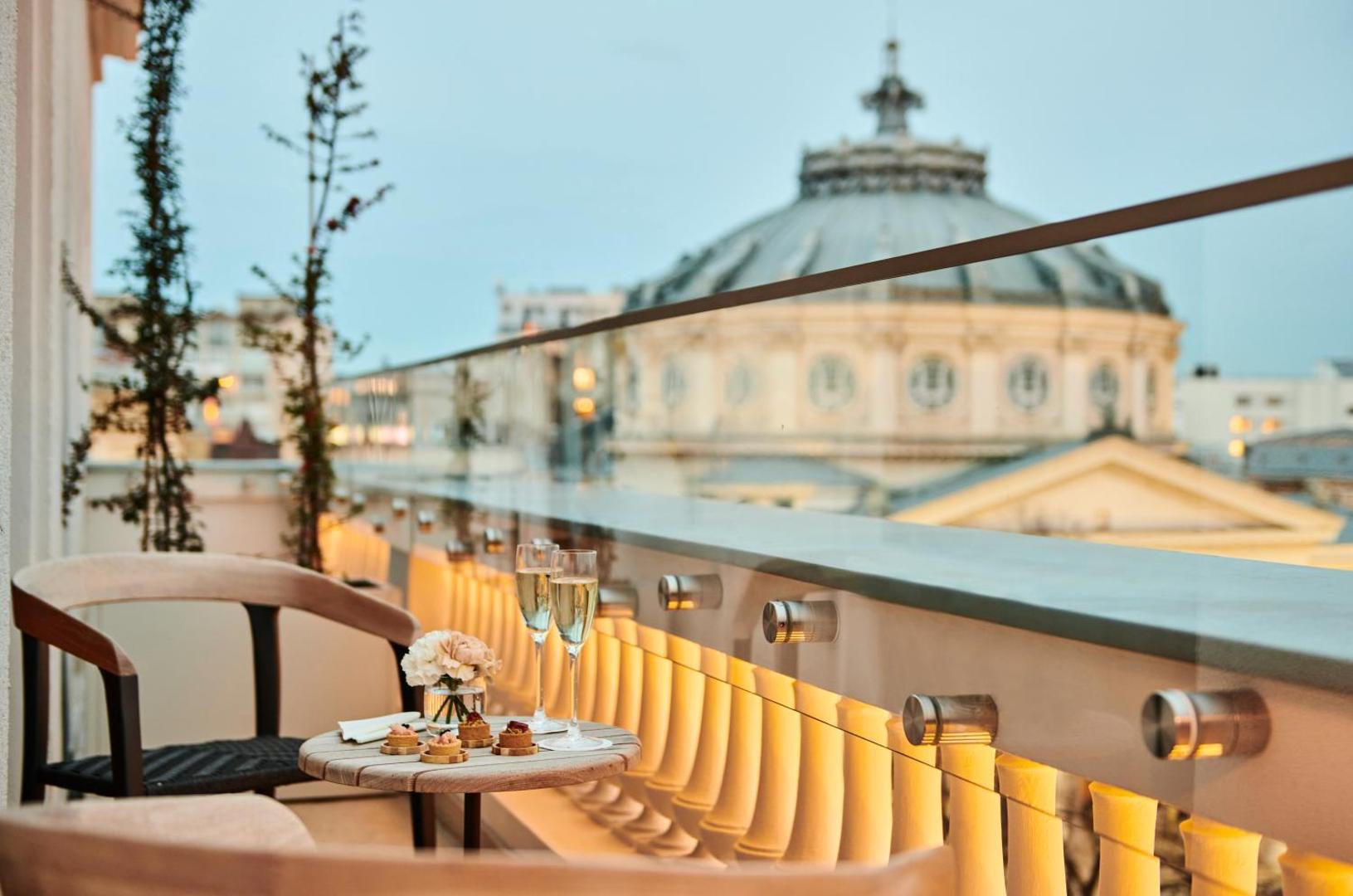 InterContinental Athenee Palace Bucharest – terasă cu vedere spre Ateneul Român InterContinental Athenee Palace Bucharest – terasă cu vedere spre Ateneul Român