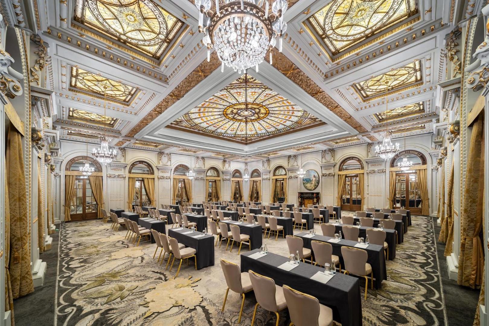 InterContinental Athenee Palace Bucharest – salon istoric cu candelabre InterContinental Athenee Palace Bucharest – salon istoric cu candelabre