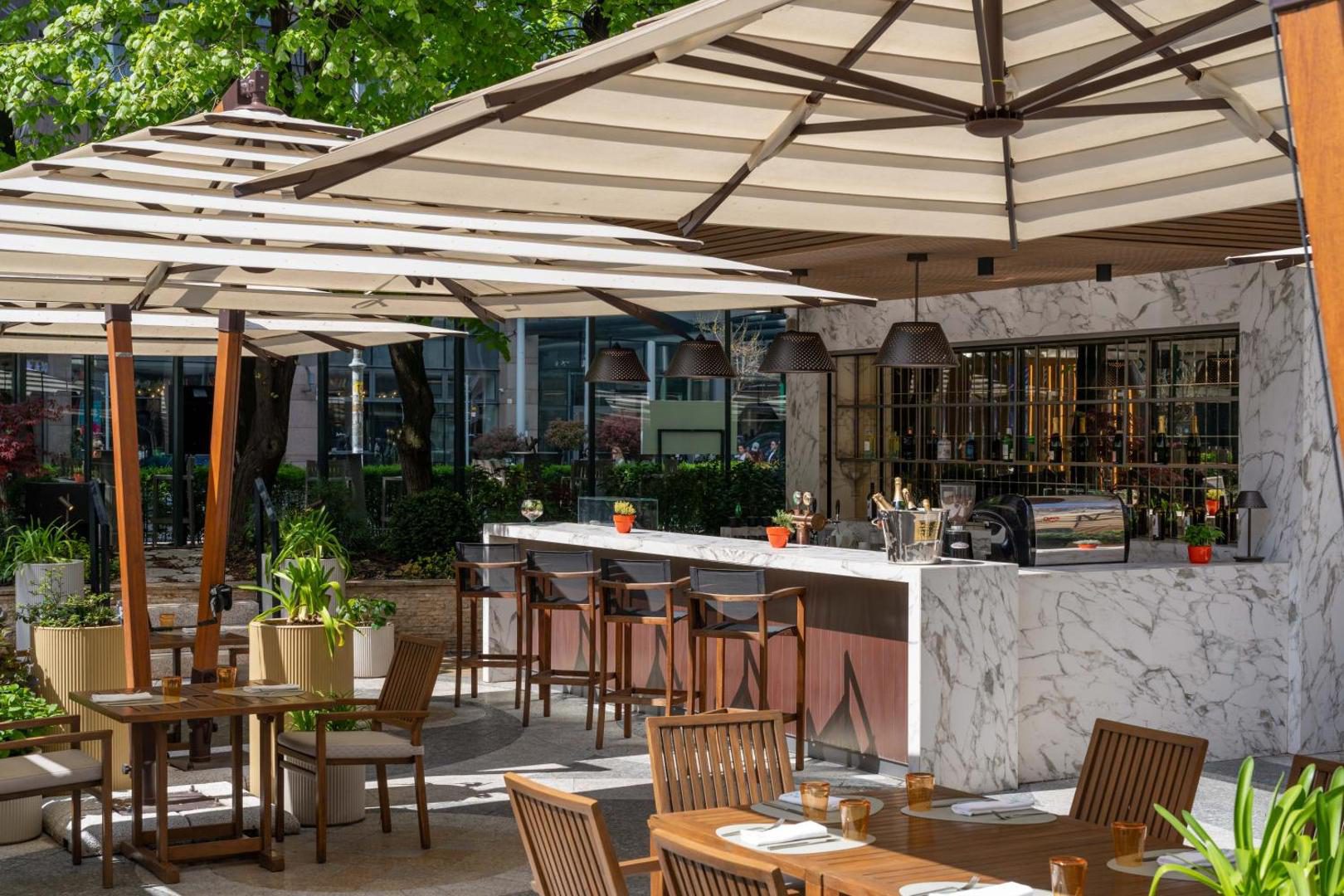 InterContinental Athenee Palace Bucharest – barul englezesc istoric InterContinental Athenee Palace Bucharest – barul englezesc istoric