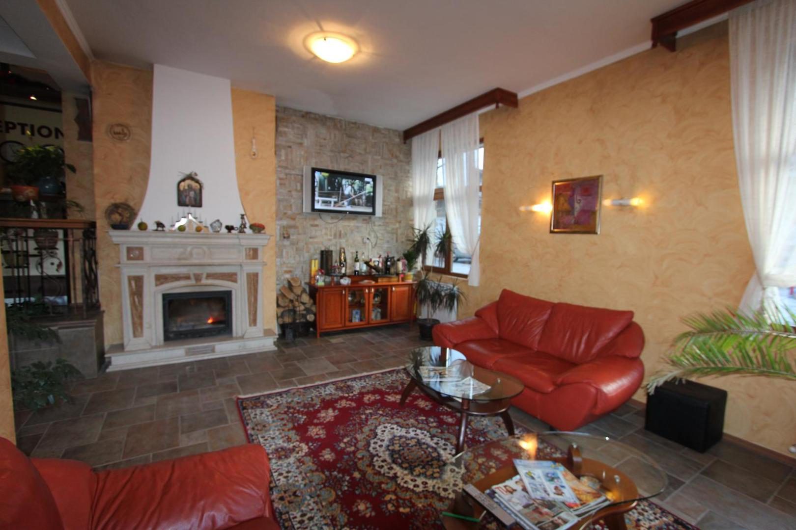 Kap House Family Hotel – lounge cu șemineu Kap House Family Hotel – lounge cu șemineu