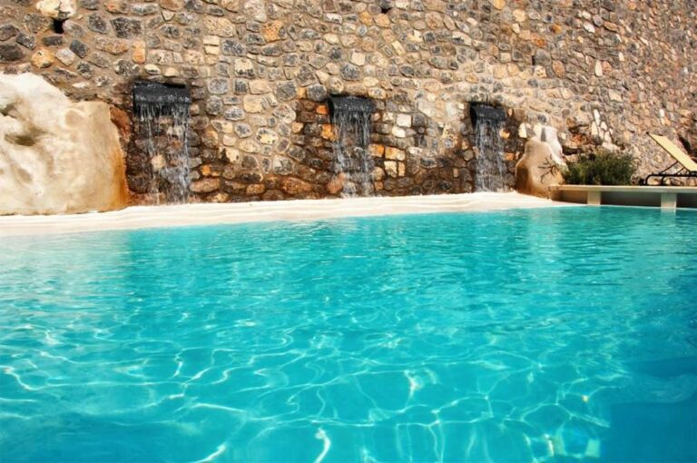 Loft Apartments Amalfi – piscina comuna cu cascade decorative pe zid de piatra